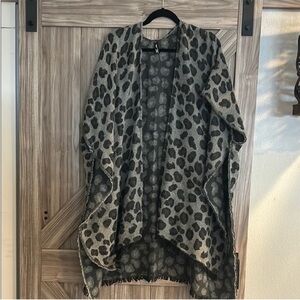 NWOT Britt’s Knits Gray Snow Leopard Print Wrap/Shrug Women’s‎ size OS